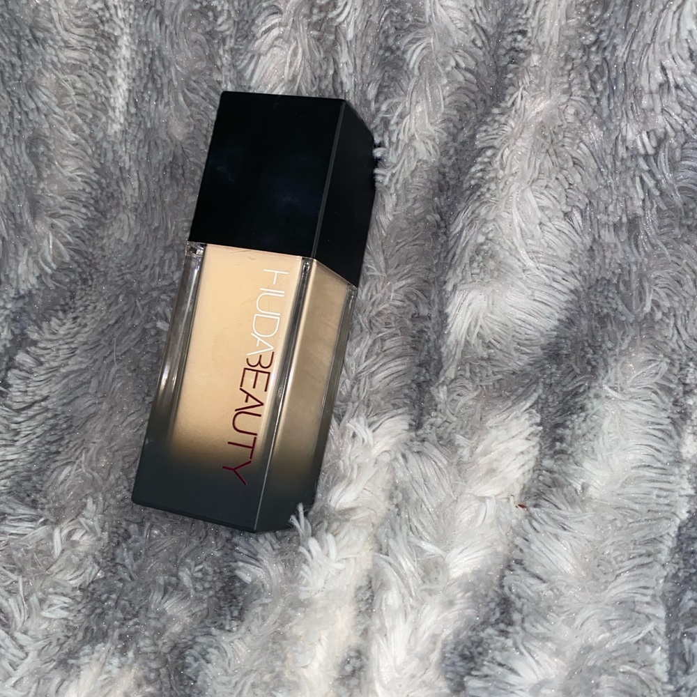 HUDA BEAUTY Faux Filter High Coverage Cream Foundation